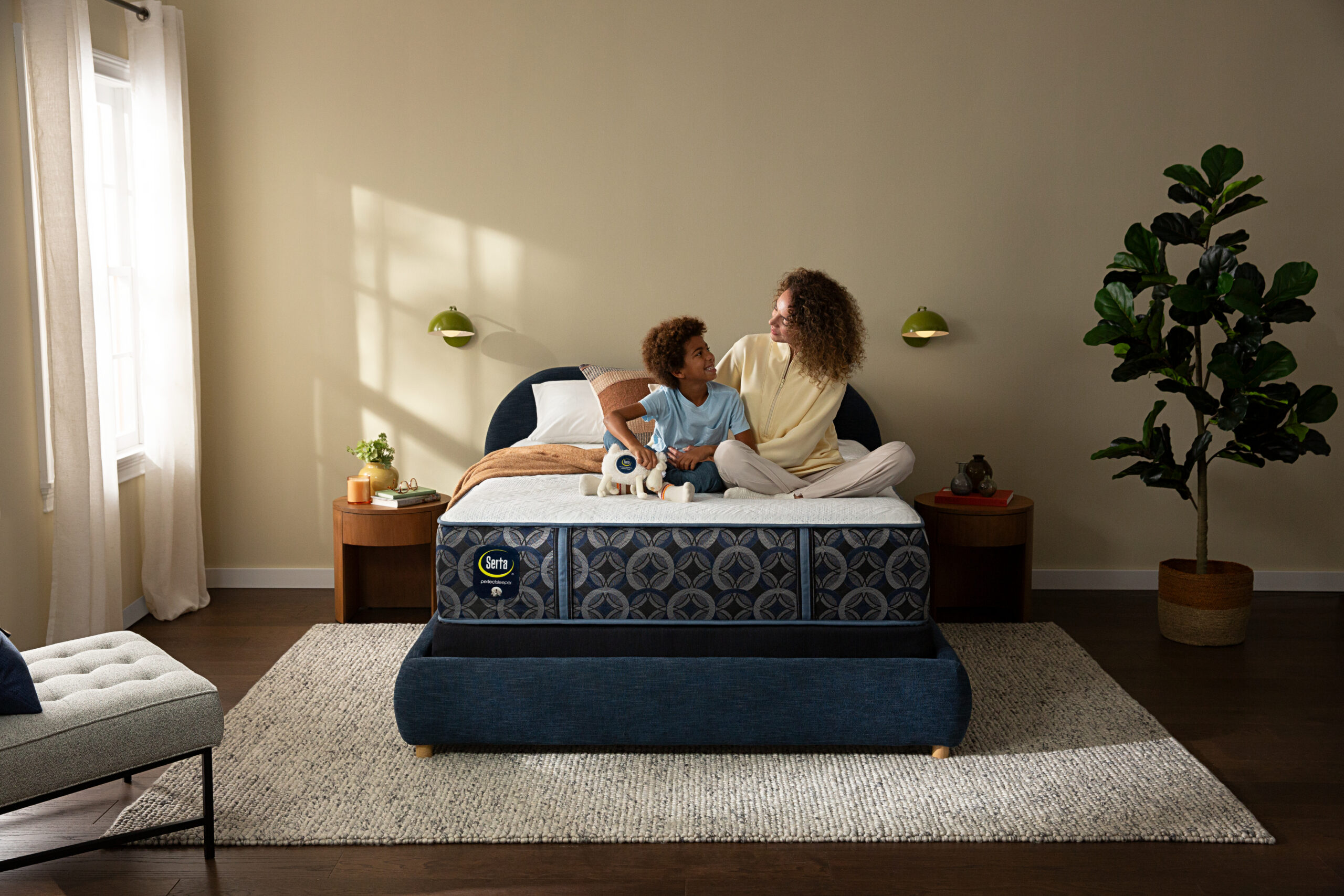 JPEG Large SE26 NL PerfectSleeperHybrid CascadeBluff FM Lifestyle Front Sheep 260122 0441 Scaled